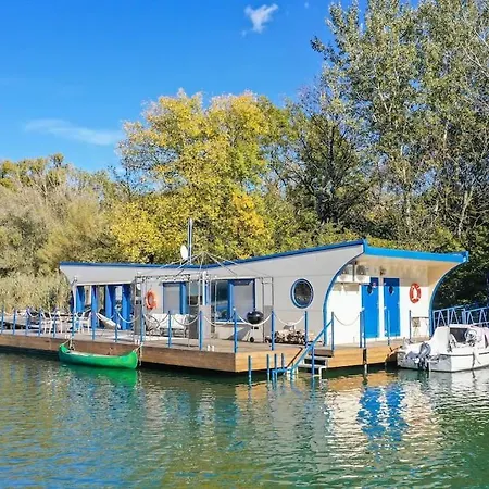 Ocarujuci Houseboat Na Dunaji Bratislava Exterior photo